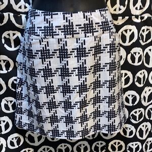 Stylish Black and White SkirtSKORT BOACK/WHITE POCKETS BLACK UNDER-SHORTS, SZ 28